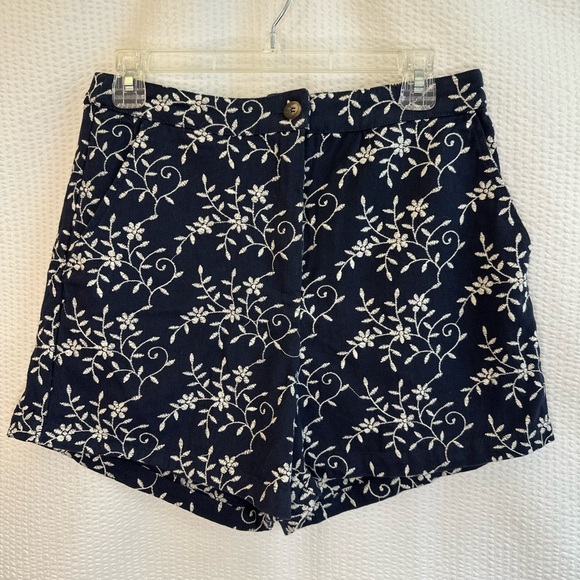 Francesca's Collections Pants - Francesca's Women’s Floral Navy Blue White Shorts Size: Medium  NWT